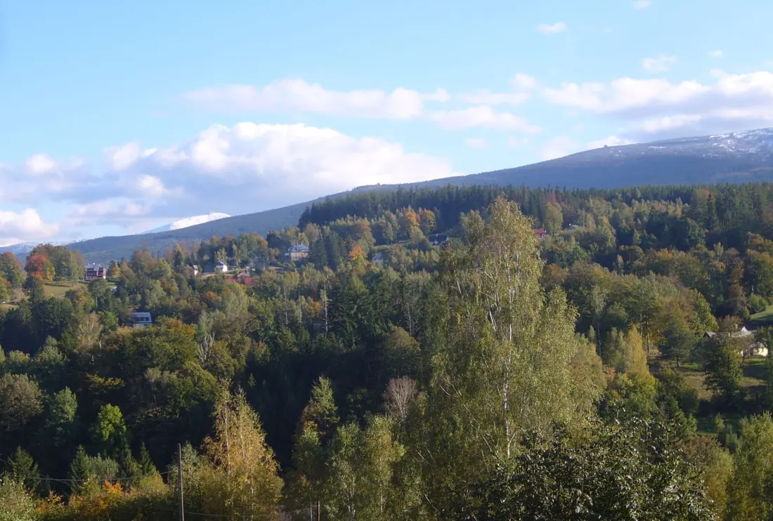 Widok z domu na ośnieżony grzbiet Karkonoszy