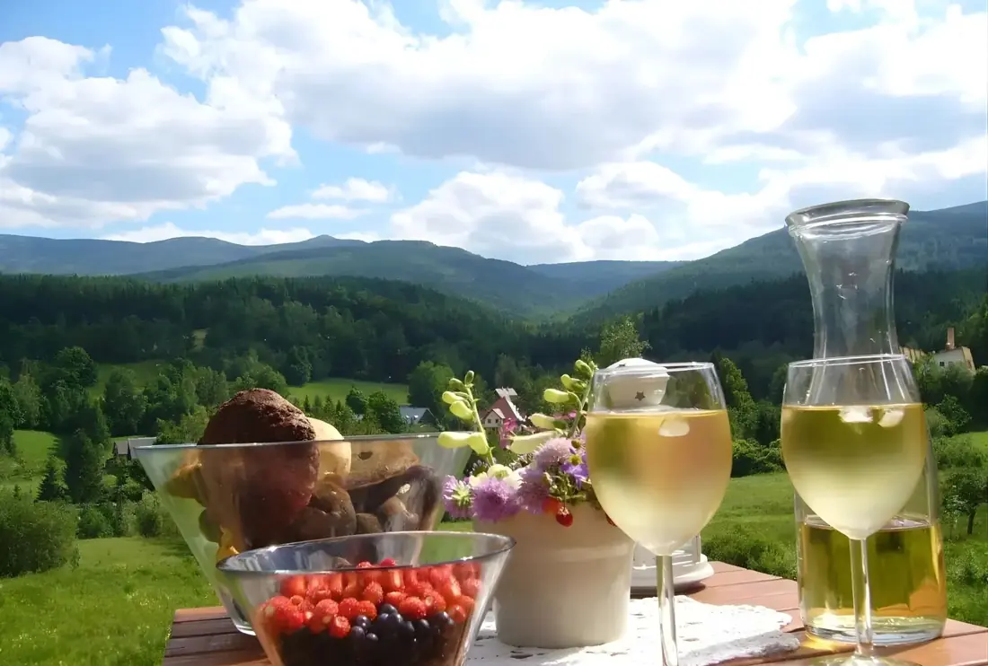 Letnie śniadanie na tarasie z widokiem na Karkonosze